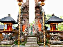 Достопримечательности курортов Индонезии. Центральный вход в храм Пура Титра Эмпул